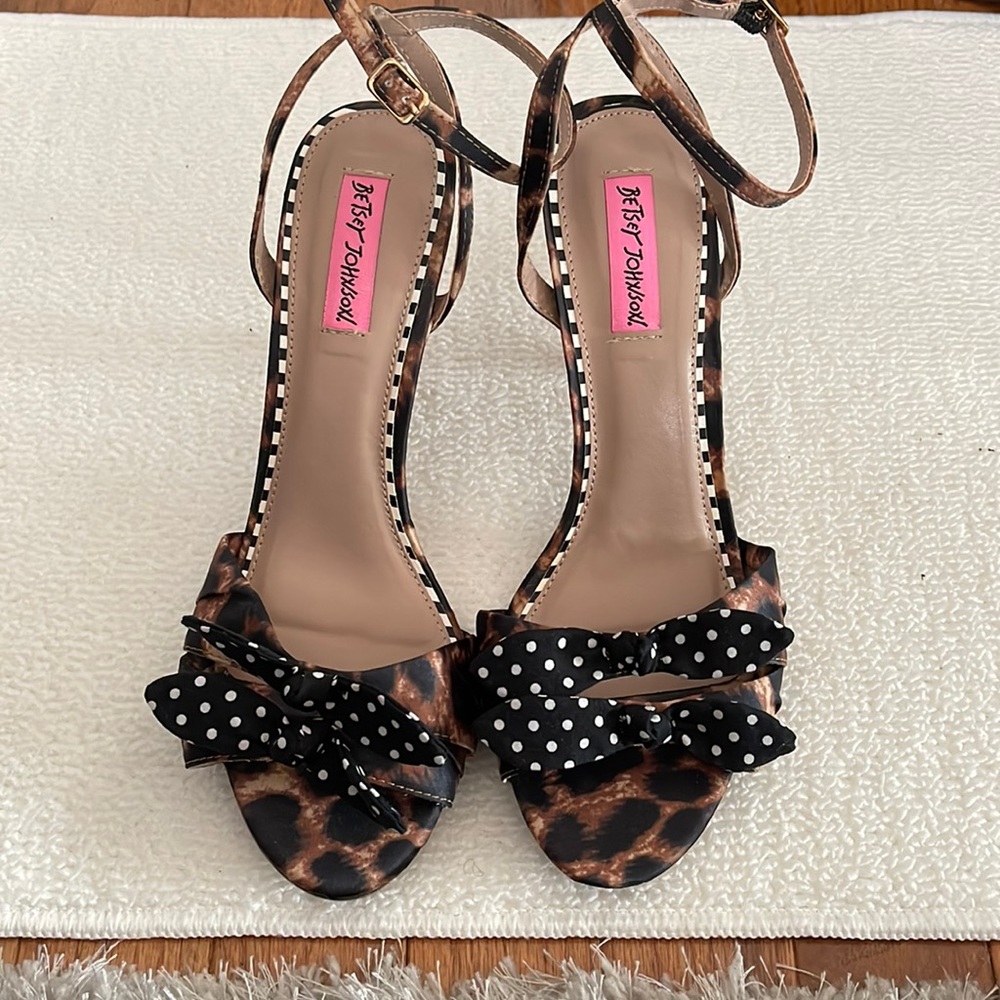 Betsey Johnson, designer. 9M